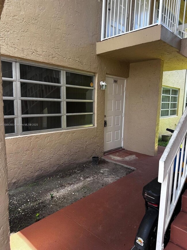 Building Photo - 10124 Twin Lakes Dr