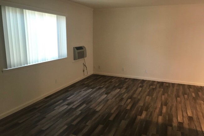 Building Photo - 1400 White Dr
