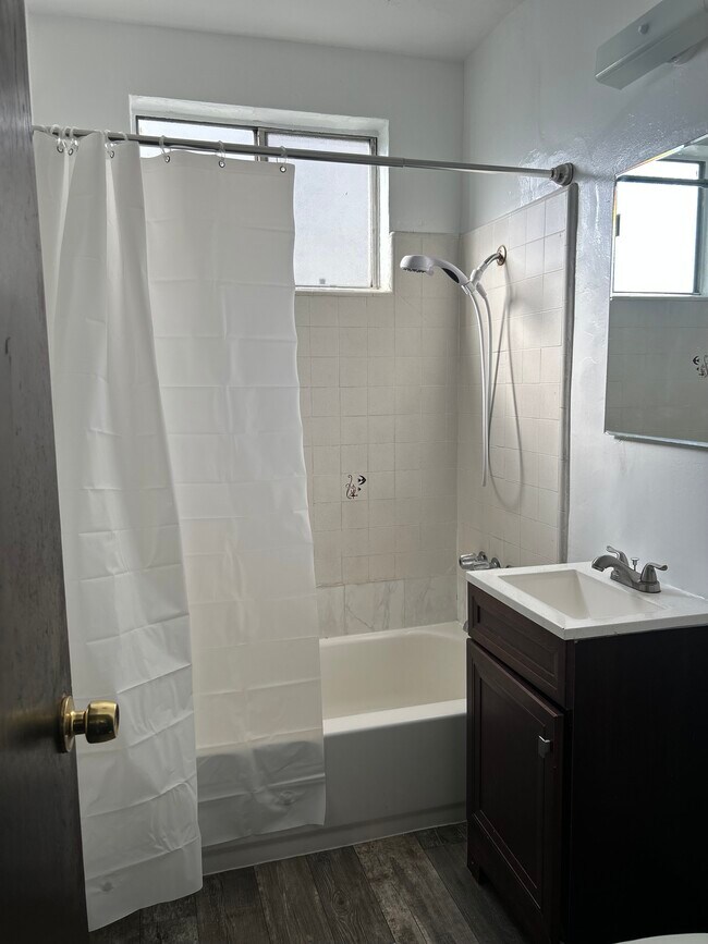Baño n.° 1 - 1622 W 81st St