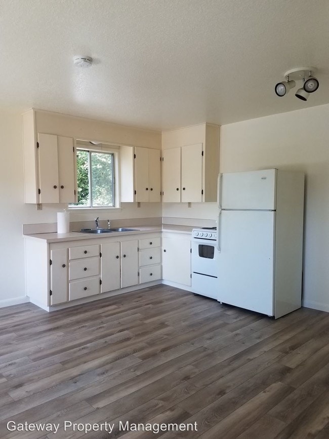 Building Photo - 1 br, 1 bath Apartment - 220 E WILSON ROAD