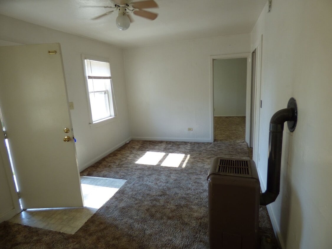 Building Photo - 1 Bedroom Apt in town. Water and trash included