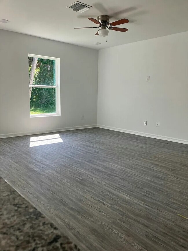 Foto del edificio - 1736 Boswell St