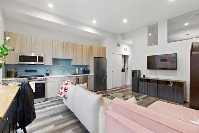 Building Photo - 2316 N Clark St