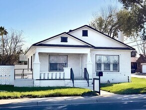Building Photo - 1901 Chihuahua St