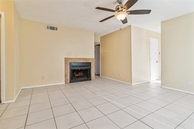 Building Photo - 2111 E Belt Line Rd