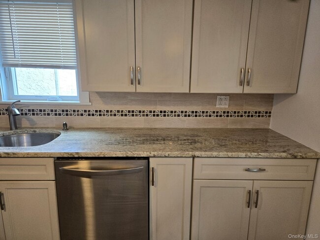 Building Photo - 125 Roslyn Rd