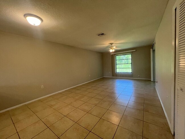 Building Photo - $1,200/month ** Annual ** 2 bed / 1 Bath -...
