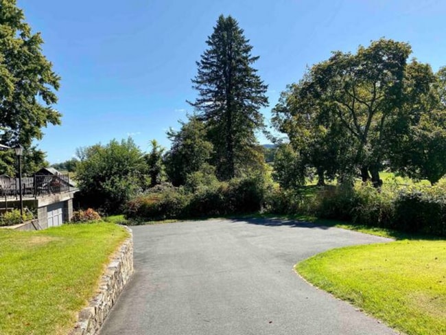 Building Photo - 319 Bridge St