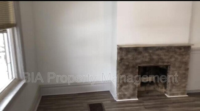 Foto del edificio - 585 Forest Ave