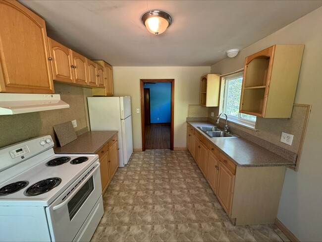 Building Photo - Cozy 3 Bed 1 Bath - Available Now! $350 Of...