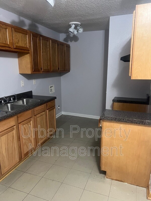 Foto del edificio - 429 Simpson Ave