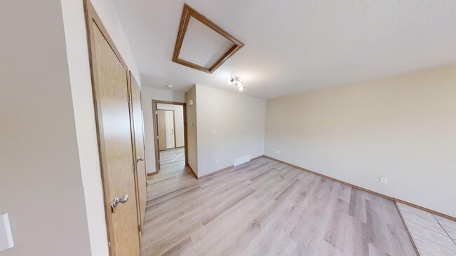 Building Photo - 9225-9293 93 Ave