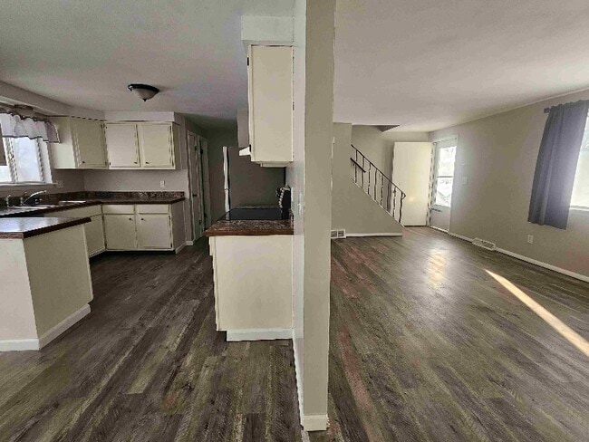 Building Photo - 610 1/2 Sunflower Dr