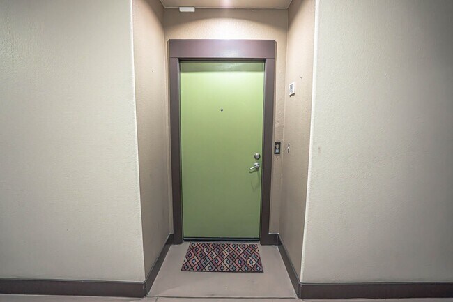 Building Photo - 1 Bedroom Condo for Rent in the Madisons!