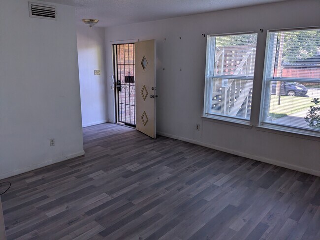 Foto del edificio - 2605 N Ayers Ave