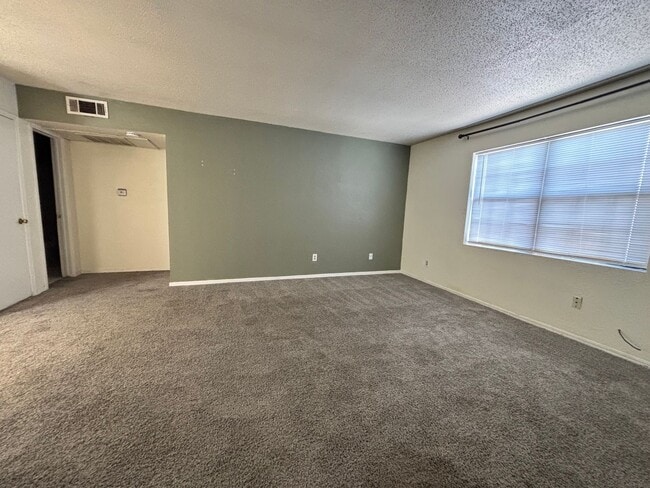Foto del edificio - 1-bed, 1-bath apartment with washer and dryer provided