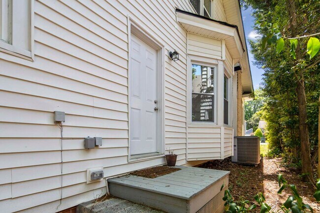 Building Photo - Beautiful Historic Cottage Style Home