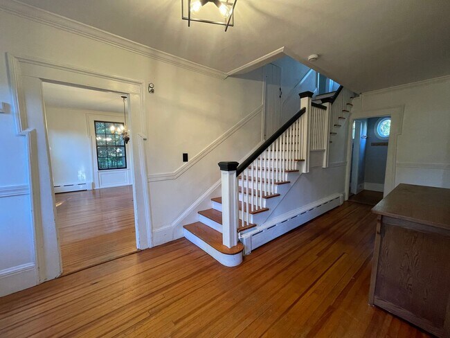 Foto del edificio - Charming 5-Bedroom 3.5 bath Home for Rent – Walk to Downtown Pittsfield $3850
