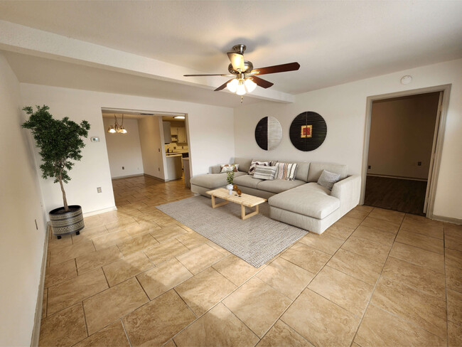 Sala de estar. Puesta en escena virtual. - 2491 Canyon Lake Forest #C