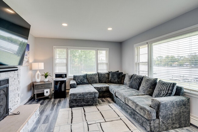 Building Photo - 811 N River Rd Building Photo - 811 N River Rd