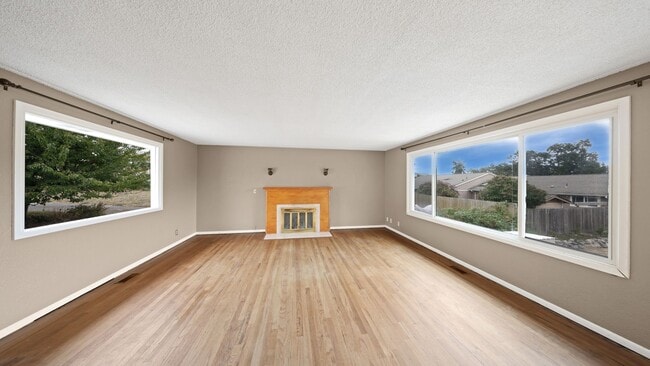 Foto del edificio - 3 Bed 2.5 Bath - Pet Friendly - Landscapin...