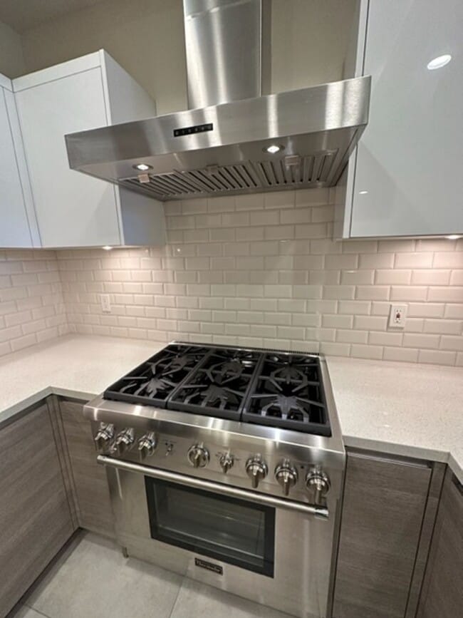 Building Photo - 536 S El Molino Ave