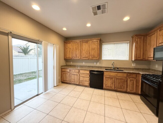 Building Photo - COZY 3 BEDRROM 3 BATH COMING SOON!!