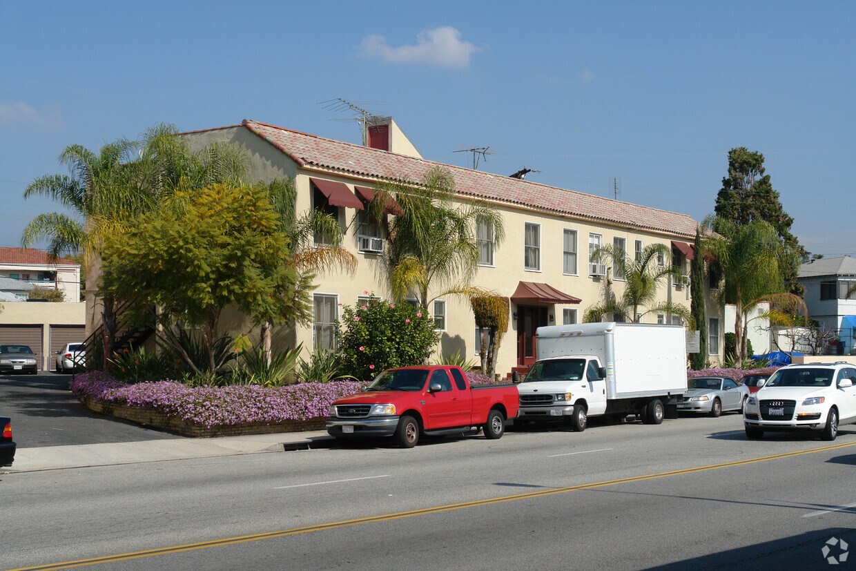 Foto del edificio - 1121 E Chevy Chase Dr