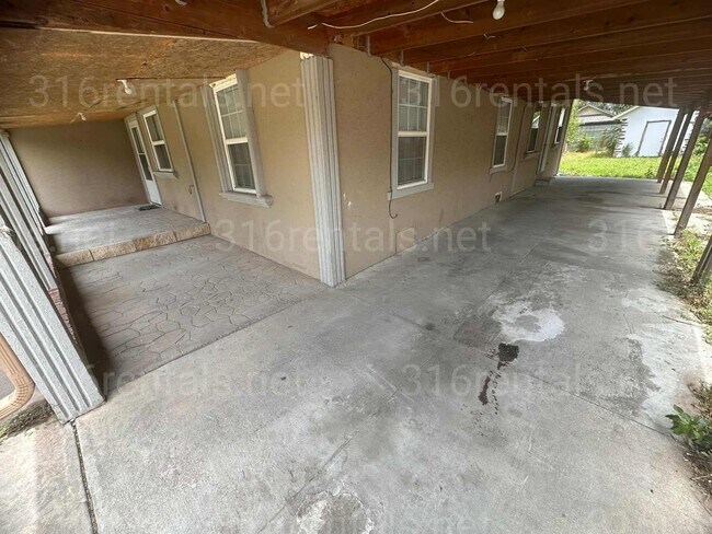 Building Photo - $1295 - 4 bedroom/ 2 bathroom - Single Fam...