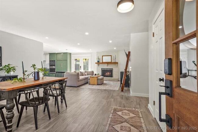 Building Photo - 1709 S Date Ave