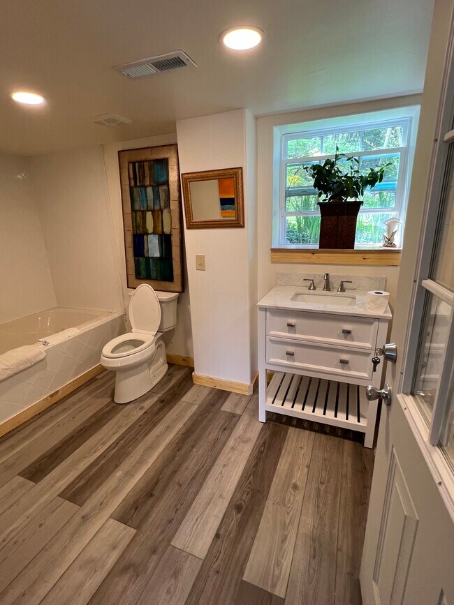 Bathroom with jet tub - 60 Mayfair Dr