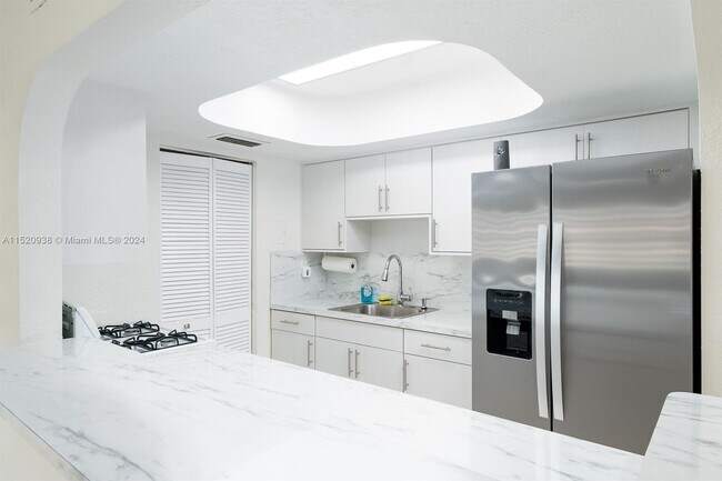 Building Photo - 1350 W 53rd St
