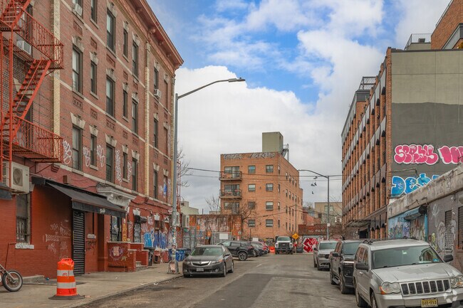 Building Photo - 941 Willoughby Ave