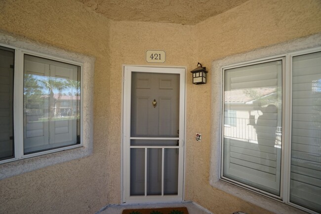 Foto del edificio - SHOWINGS AVAILABLE NOW