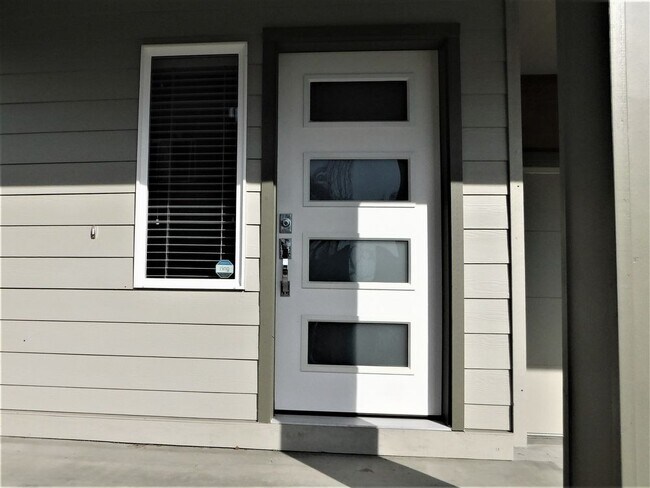 Building Photo - Brand New Picnic Point Home
