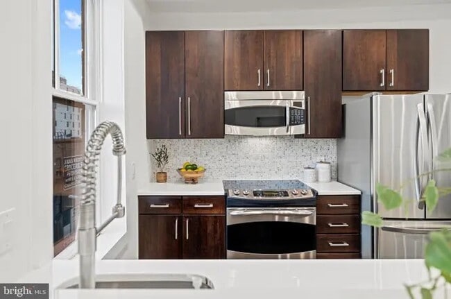 Building Photo - 907 N St NW