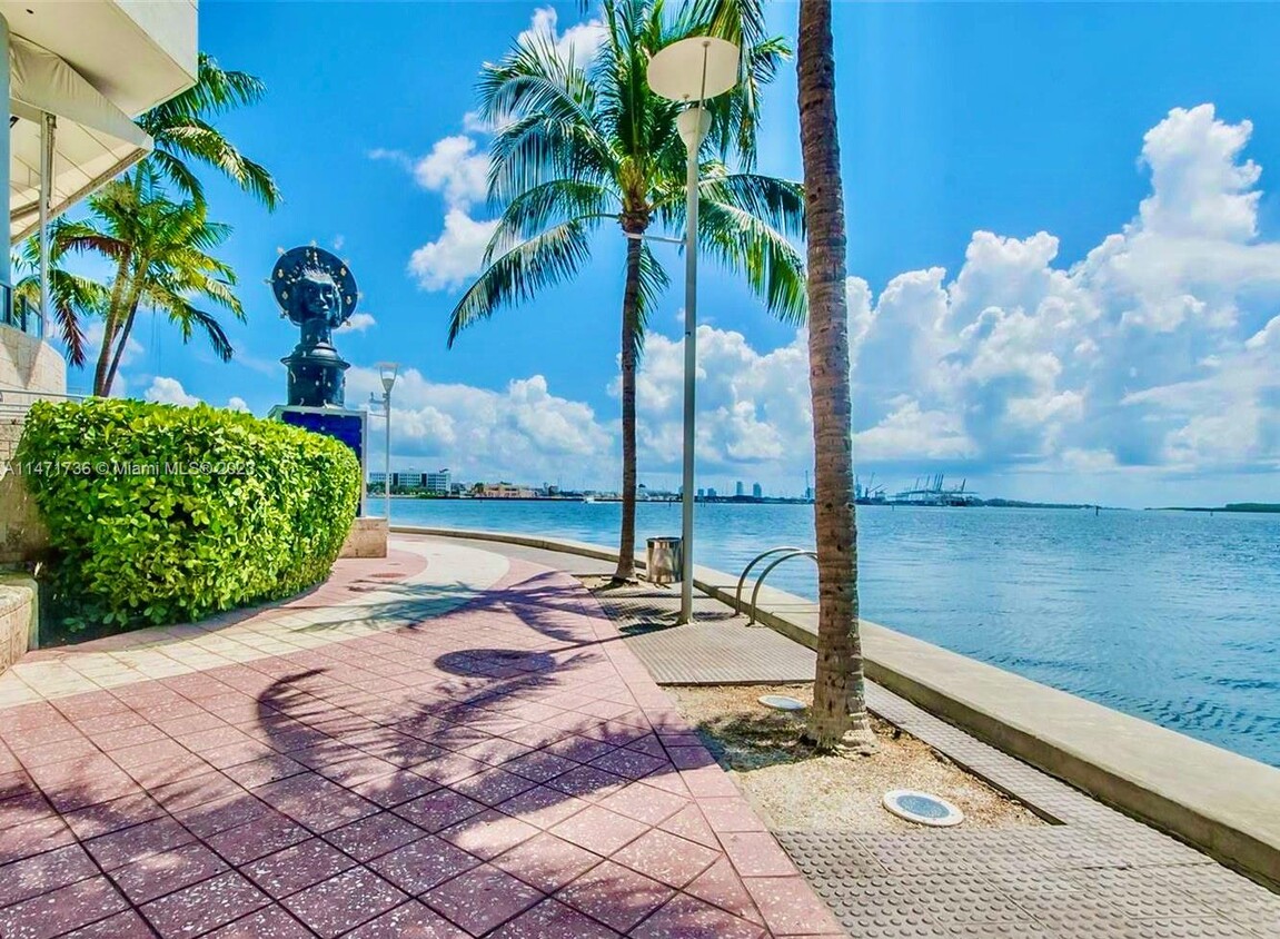 Foto principal - 325 S Biscayne Blvd