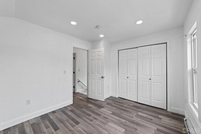 Building Photo - 410 Chadwick Ave