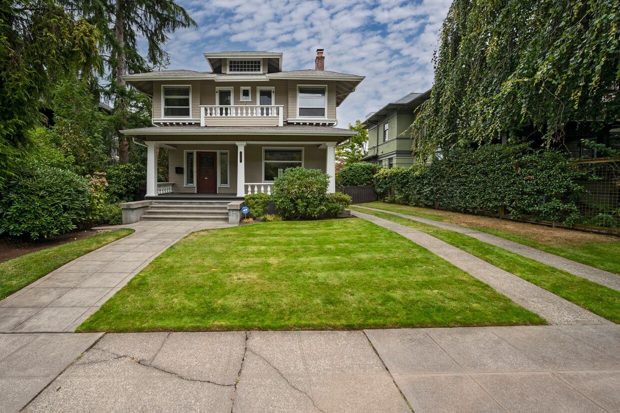 Foto principal - Traditional Four-Corner Craftsman Home on ...