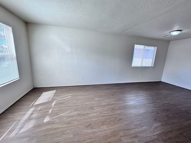 Building Photo - 4 bedroom 2.5 bath home-New Flooring
