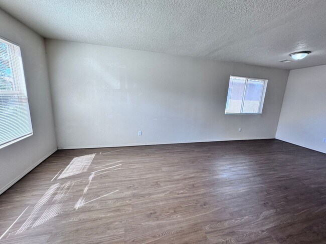 Foto del edificio - 4 bedroom 2.5 bath home-New Flooring