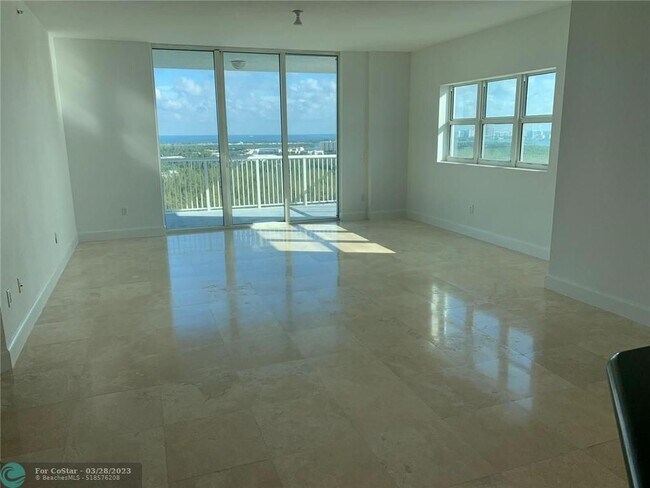 Building Photo - 15051 Royal Oaks Ln