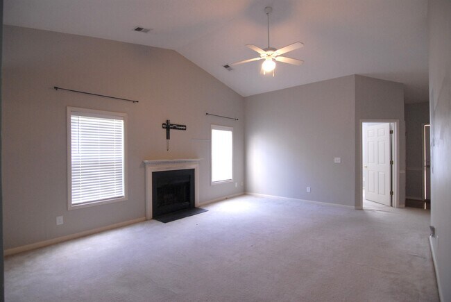 Foto del edificio - Charming 3 bedroom 2 bath Townhouse w/ fenced in yard located off Guilford College Road!