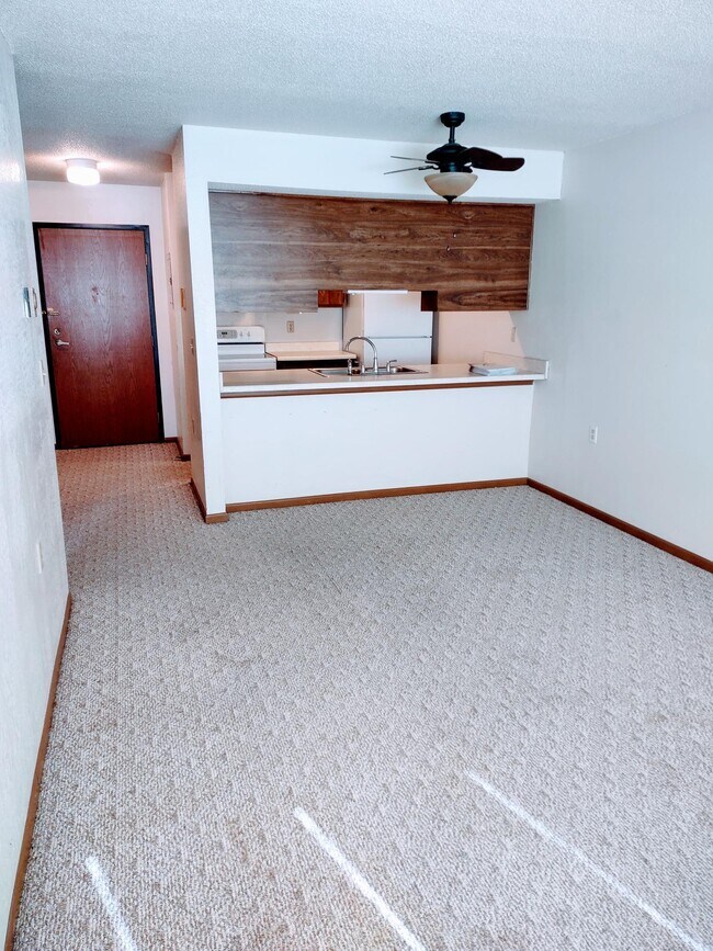 Sala de estar y comedor - 200 Florence Ave