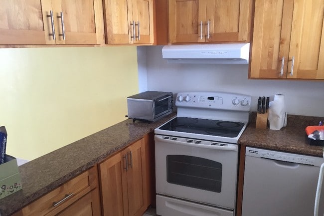 Building Photo - 555 University Ave