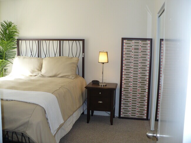 Foto del edificio - 4852 Rosewood Ave