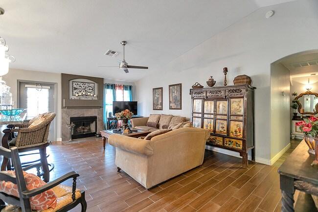 Foto del edificio - 843 E Rose Marie Ln