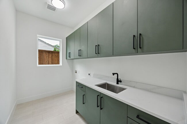 Foto del edificio - 3815 Hawick Ln