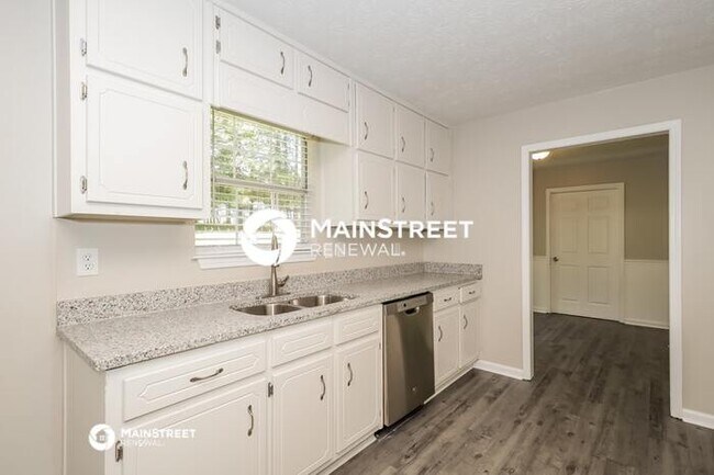 Building Photo - 3 Bedroom Pet-Friendly Home in Locust Grove, GA with Main Street Renewal