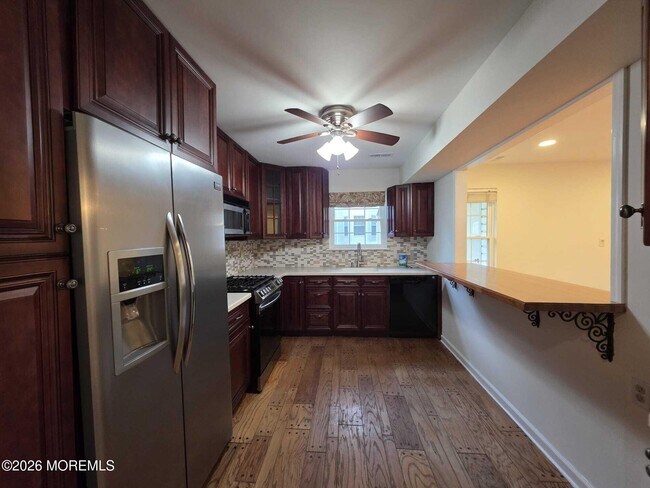 Building Photo - 129 Tulip Ln